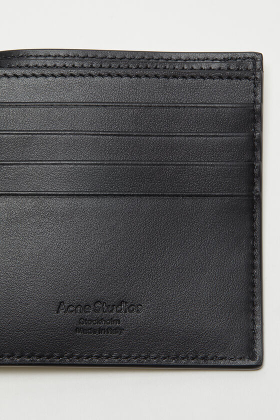 (image for) User-Centric Folded leather wallet